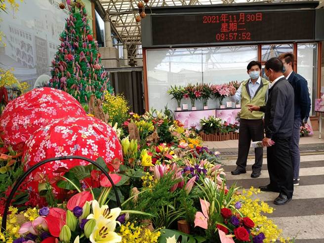 台湾百合产业发展协会在丰原医院前进行百合花卉形象展示，民眾驻足欣赏。（陈淑娥摄）