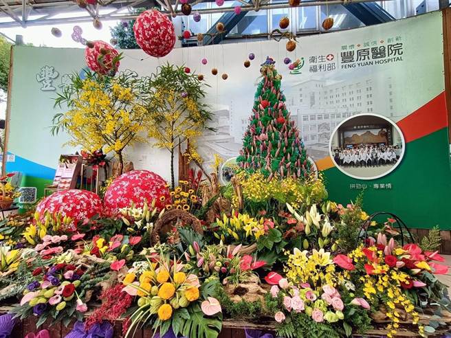 台湾百合产业发展协会在丰原医院前进行百合花卉形象展示。（陈淑娥摄）