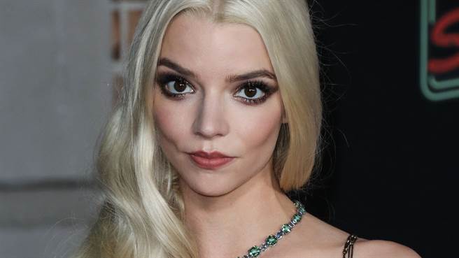 安雅泰勒乔伊（Anya Taylor-Joy）近日登上各大活动及杂志，辣秀好身材。（图／IG@anyataylorjoy）