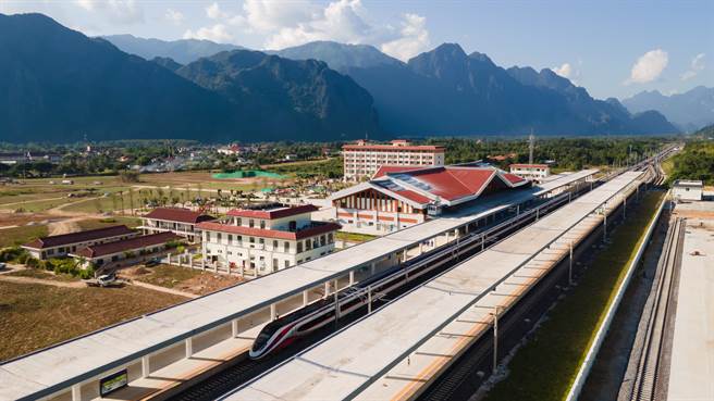 儘管媒體常常報導北京利用BRI，在沿線國家形成債務陷阱，進而控制戰略港口與機場；但派克斯認為，北京其實更偏好「拿了就走」的資產，如此可省去冗長的法律流程。也因此，沿線國家出現反悔的情況愈來愈普及。圖為中國大陸與寮國一帶一路鐵路計畫。(圖/新華社)