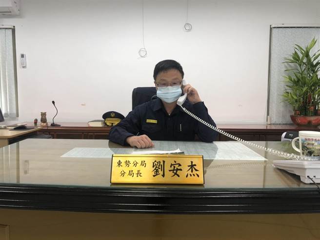 東勢警分局長劉安杰30日接受警廣採訪，介紹轄區主要警政工作說明概況，宣導「護農專案」、「反詐騙」及「取締噪音車輛」等工作執行情形。（東勢警分局提供）