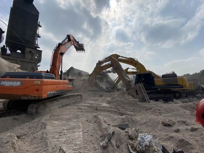 高雄仁武水泥廠拆除工程傳意外，怪手及1工人遭活埋。（民眾提供）