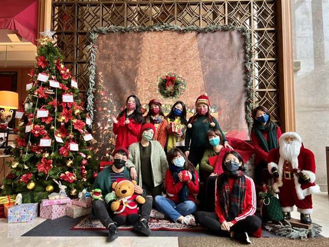 云朗观光集团联合全台饭店打造「圣诞角落」欢乐空间，结合「圣诞乐捐」送暖做爱心，让圣诞节充满温度。图／云朗观光