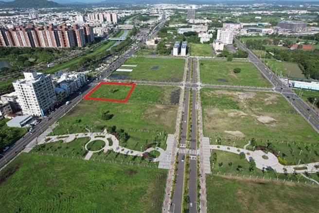 高雄87期大鹏九村重划区893坪土地（红色范围），12月15日标售，是否再创高价，受到关注。图／高雄地政局提供