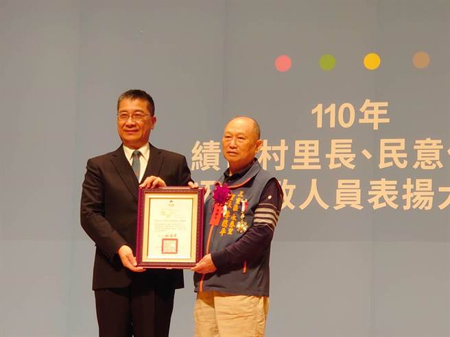 內政部長徐國勇（左）今天到台南頒獎表揚績優村里長。（曹婷婷攝）