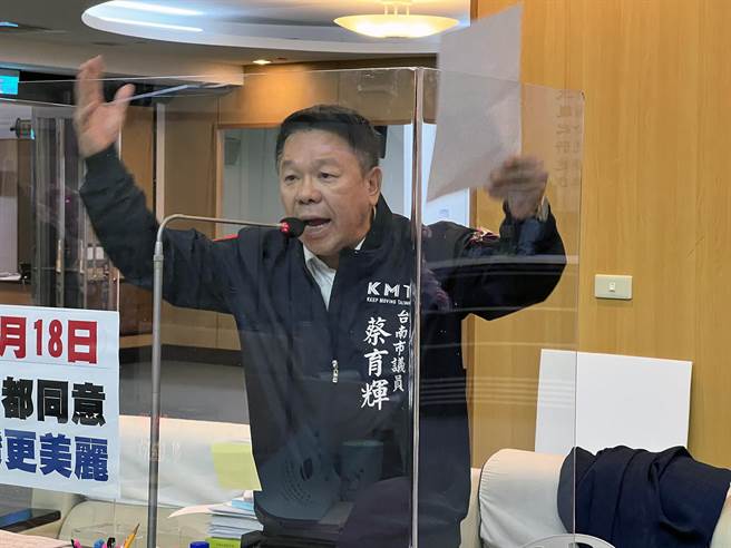 台南市议员蔡育辉提出的修正动议，放宽因继承取得的房屋税率，获得市议会定期会二三读通过。（洪荣志摄）