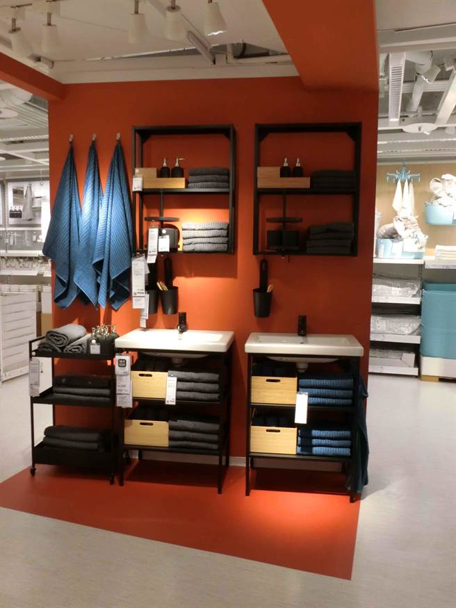 IKEA城市店多運用牆面展示，符合大台北地區消費者的居家空間，提供小坪數佈置靈感。（林欣儀攝）