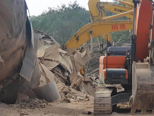 工人连人带车遭活埋。（翻摄照片／林雅惠高雄传真）