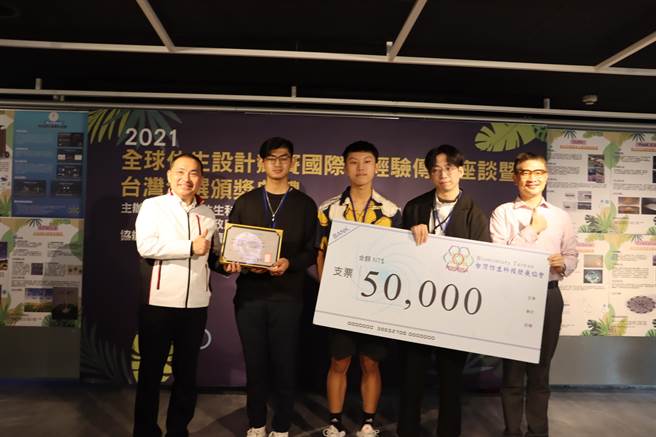 新北市长侯友宜（左）建议中央应重新思考7加7的检疫方案，以因应Omicron。（陈慰慈摄）