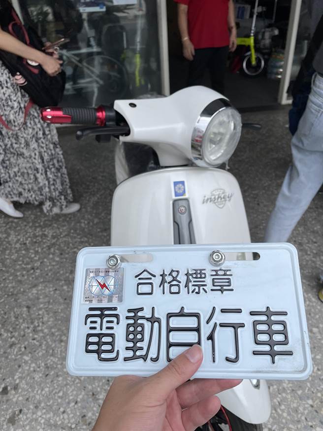 新北市交通局统计，今年1月至10月电动自行车违规1055件，比去年同期飙升90％。（新北市交通局提供）