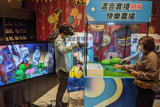 工研院「MR夹娃娃机-快乐农场」，只要戴上MR眼镜，即可进入元宇宙的虚拟物件与实体物件游戏世界，自由互动体验，闯关挑战任务。（工研院提供／罗浚滨新竹传真）