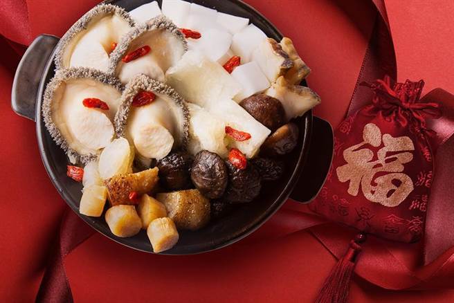 台北万豪酒店抢年菜围炉商机推出冷冻精湛年菜，图为「顶级花胶鲍鱼佛跳墙。图／台北万豪酒店