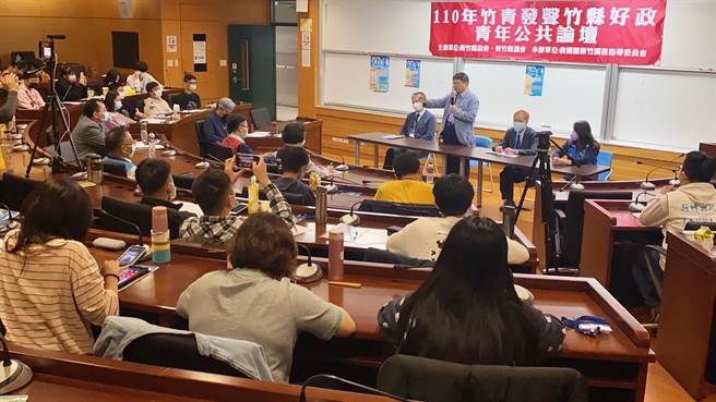 县长杨文科出席新竹县「青年公共论坛」，对与会者提问一一答覆。（新竹县政府提供／罗浚滨新竹传真）