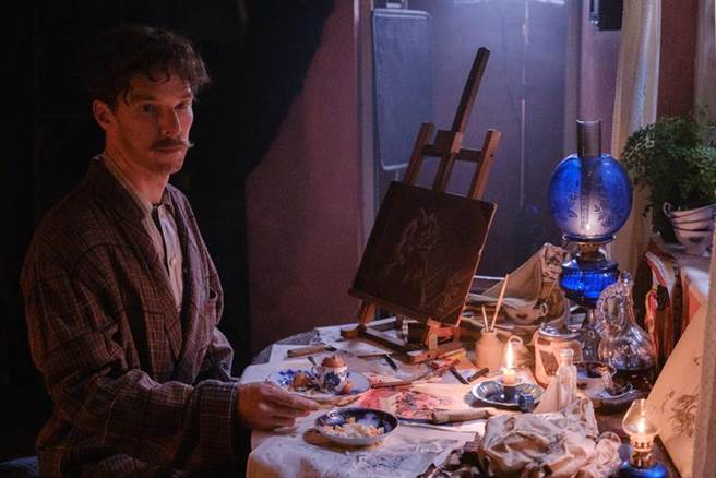 ↑ 班奈迪克康柏拜区在《天才猫奴画家》饰演传奇猫咪画家路易斯韦恩。（台北双喜电影提供）