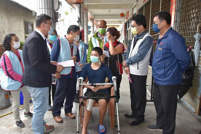 顺天国中陈姓同学不幸罹癌，大甲广明宫广泽尊王慈善会小额募款救助。（陈淑娥摄）