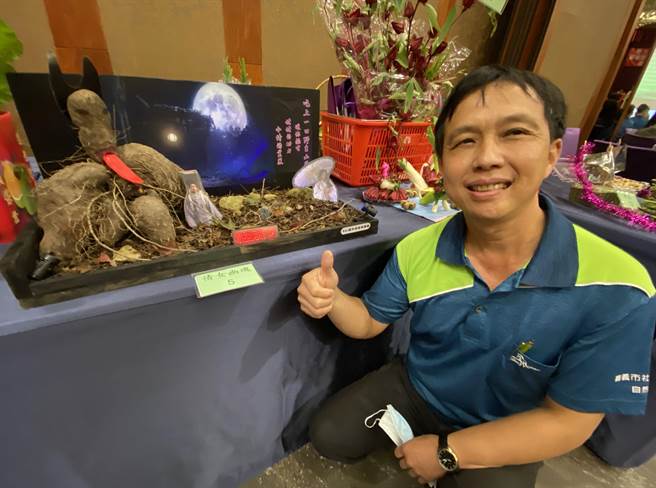 农友锺玉亭为照顾年迈双亲，用山药布置出「倩女幽魂」作品。（廖素慧摄）