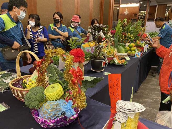 嘉市社大自然农法班学办「优良农产品竞赛」，学员参观票选各家农作物。（廖素慧摄）