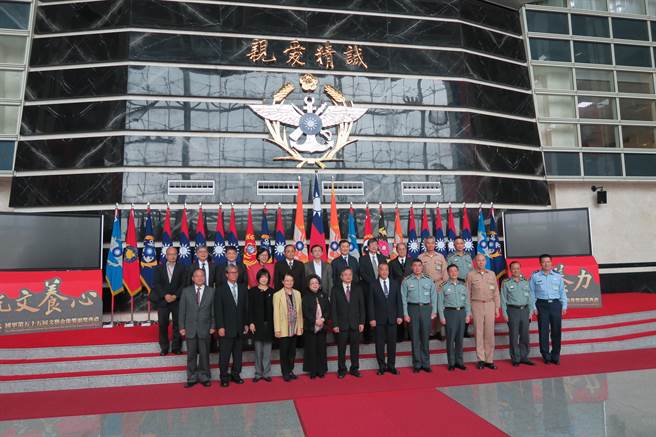 監察院外交及國防委員會由召委賴鼎銘偕同率多名委員26日巡察國防部及外交部。（監察院提供）