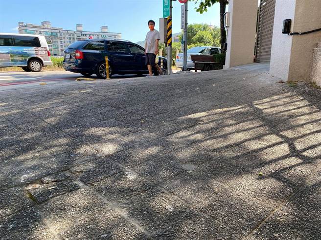信义路与忠孝一路交界坡度过陡。（金山区公所提供）