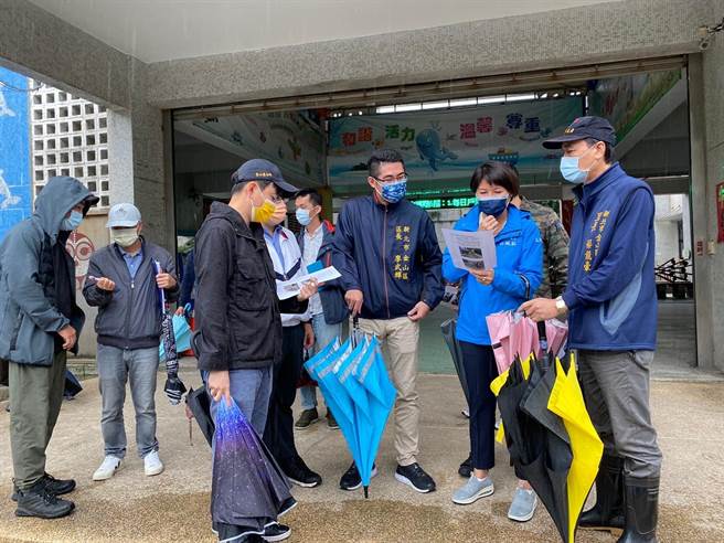 施工前会勘研议改善方式。（金山区公所提供）