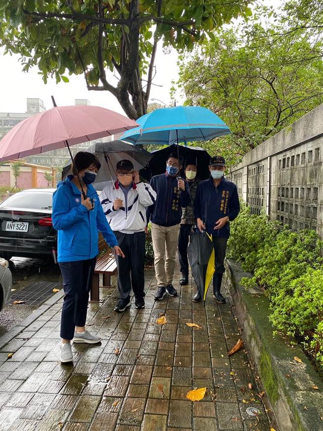 白议员施工前会勘。（金山区公所提供）