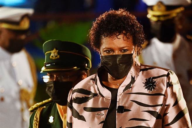 現任總督梅森（Sandra Mason）則宣誓成為巴貝多史上第一位總統。(圖／路透社)