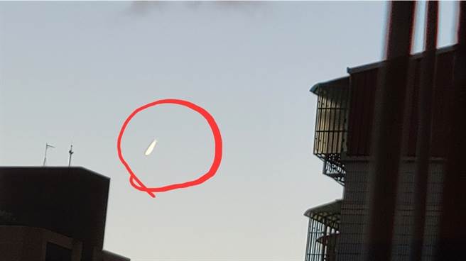 昨天有网友抬头看天空，竟发现一个不明物体，看起来像燃烧的陨石划过天际，立刻拍照PO上网。（图／翻摄自脸书社团信义区三两事）