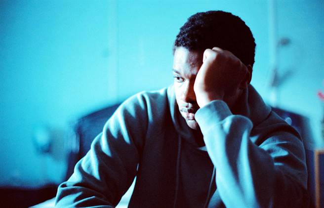 《仰望星空的少年》让刚满20岁的新生代男演员艾森尼贝斯利大放异彩。（海鹏影业提供）