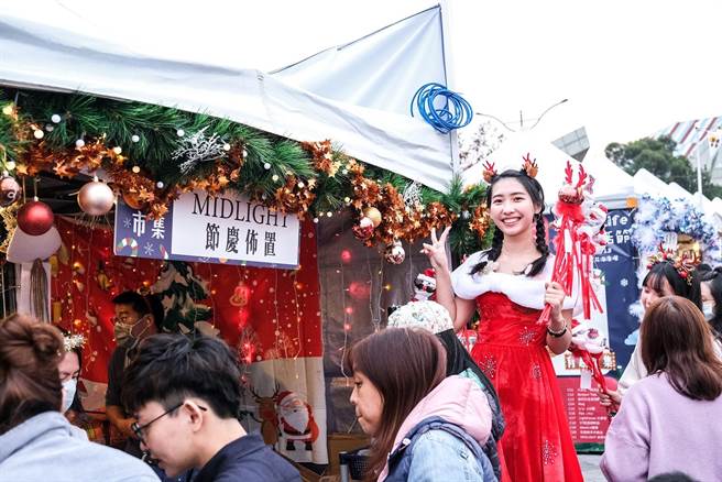 「2021新北歡樂耶誕城」將在本周五正式點燈開城，下月4日、5日將在市民廣場舉辦耶誕歡樂派對，邀請40多家特色品牌齊聚，現場除了有文創、美食市集攤位進駐外，也邀請人氣歌手、舞團演出。（新北市觀旅局提供）