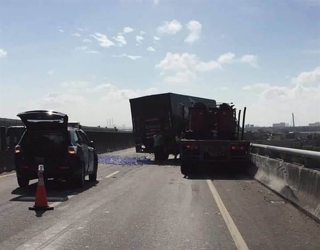 警方在西濱快速道路警戒散落物，大貨車不慎擦撞警車及板車。（摘自「西濱公路回報網」／陳淑娥台中傳真）