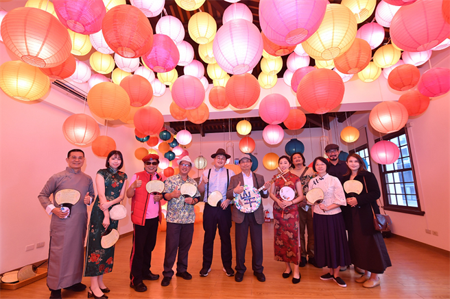 游客中心提供的免费体验復古服饰换装服务，到访旅客即可轻松变装游逛大稻埕。（北市观传局提供／游念育台北传真）