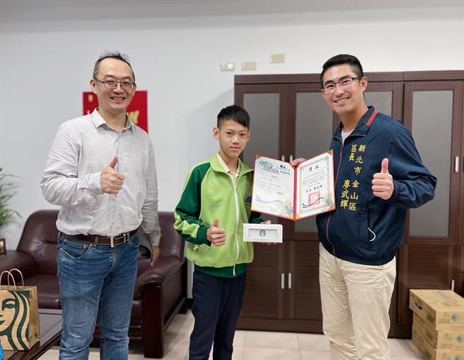 活动后区长致赠奖状及小礼物表扬及鼓励第一名金山高中何同学。（金山区公所提供）