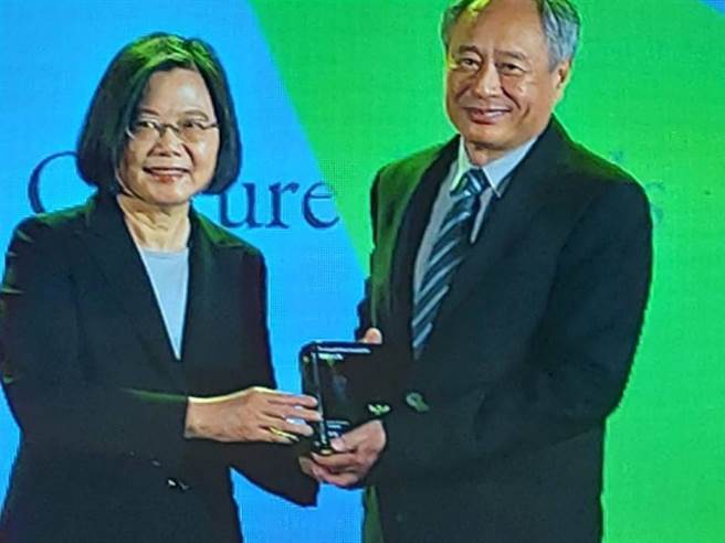 导演李安（右）获总统文化奖，今日重返《饮食男女》拍摄基地领奖，由蔡英文总统（左）颁奖。（摘自文化总会直播画面）