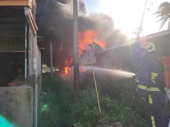 员林市一处旧衣回收工厂下午惨遭祝融，因风大助长火势蔓延，不到十分钟就付之一炬。（吴建辉摄）