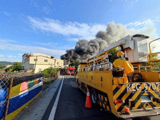 员林市一处旧衣回收工厂下午惨遭祝融，因风大助长火势蔓延，不到十分钟就付之一炬。（吴建辉摄）