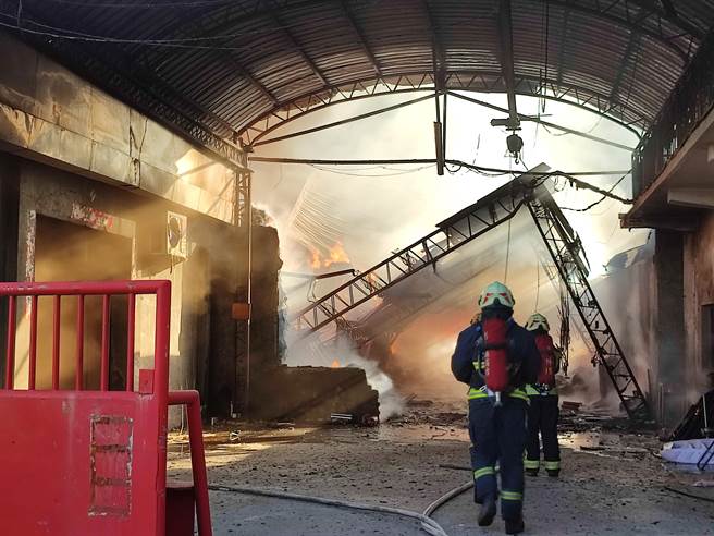 员林市一处旧衣回收工厂下午惨遭祝融，因风大助长火势蔓延，不到十分钟就付之一炬。（吴建辉摄）