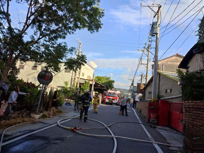 员林市一处旧衣回收工厂下午惨遭祝融，因风大助长火势蔓延，不到十分钟就付之一炬。（吴建辉摄）
