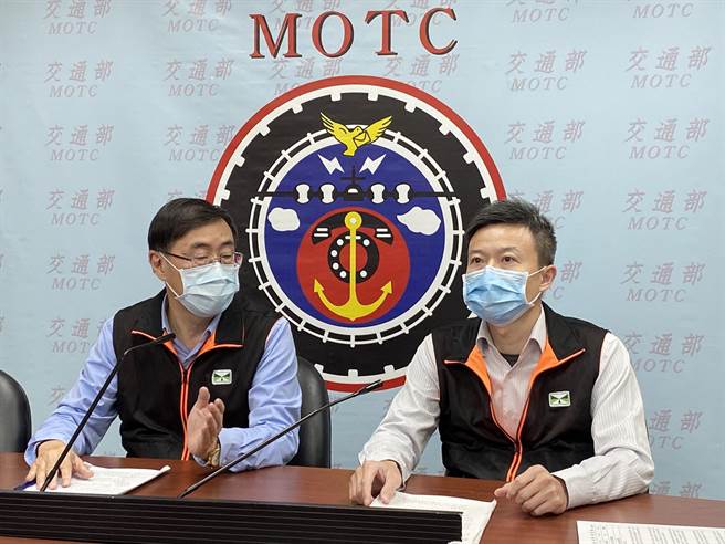 高速公路局副局长廖肇昌（左）、交管组交管科长蔡明哲（右）预估，公投日国道车流量比平日多出2成。（陈佑诚摄）