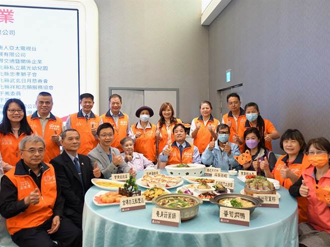 弘道老人基金会29日为寒冬助老募款，呼吁各界一起响应爱心助老「寒冬围炉，幸虎满满」。（谢琼云摄）