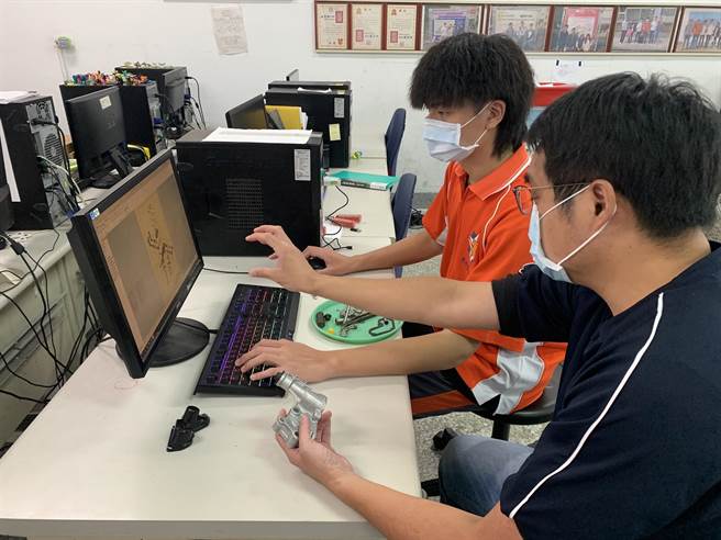 花莲高工制图科的李韦德（左）与指导老师宋佑祯（右）培训状况。（花莲高工提供／罗亦晽花莲传真）