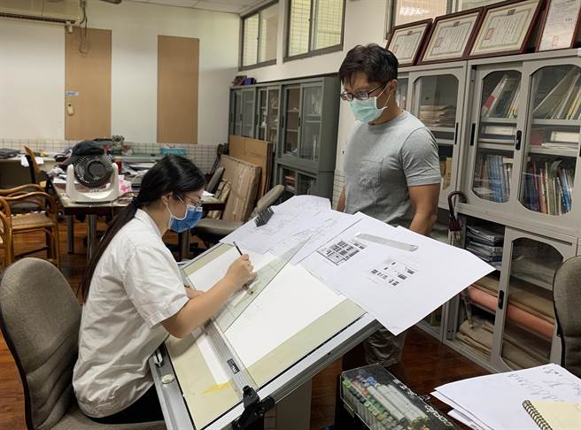 花莲高工建筑科的周芷帆（左）与指导老师林志鸿（右）培训状况。（花莲高工提供／罗亦晽花莲传真）