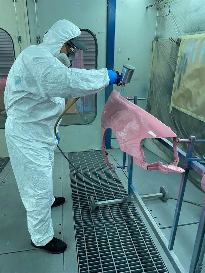 花莲高工汽车科的徐士凯练习汽车喷漆时，十分认真专注。（花莲高工提供／罗亦晽花莲传真）