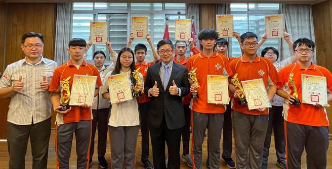 花工校长黄鸿颖（中）与得奖学生们大合照 。（花莲高工提供／罗亦晽花莲传真）