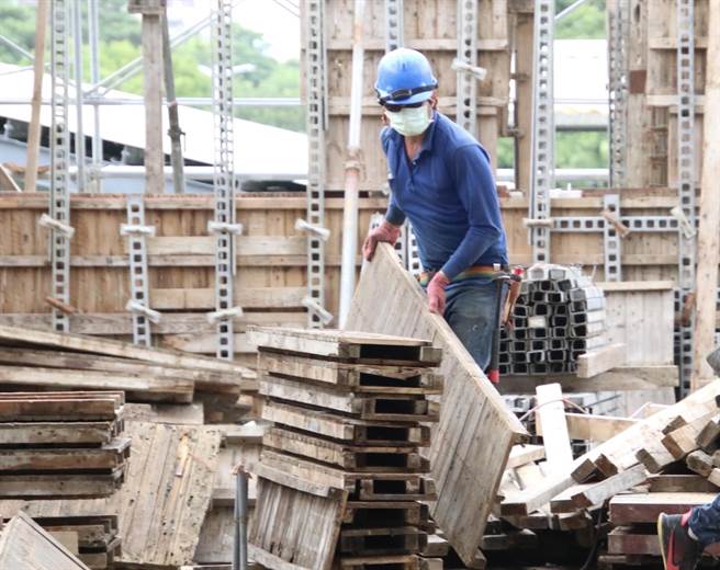 國內營建業混凝土成本攀升，業者呼籲經濟部水利署在砂石開採招標時設立價格天花板，平抑原物料價。圖為勞工工作情形。（中央社）