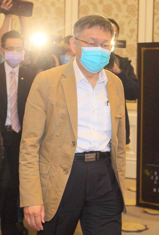 民進黨立委高嘉瑜傳遭男友家暴，與她交情甚好的台北市長柯文哲（中）30日表示「打人一定不對」，隨後在臉書發文譴責暴力，他指出所有人都不該被威脅，「記得，被暴力對待不是妳的錯，如果有需要，請一定要勇敢為了自己、也為了你所愛的人站出來尋求保護」。（張鎧乙攝）