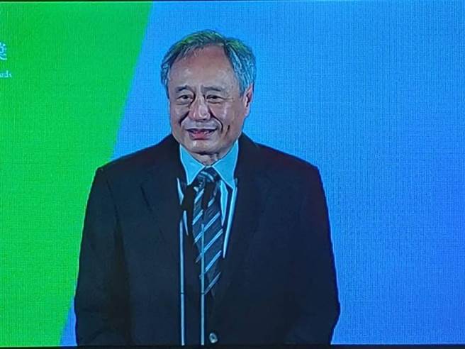 享誉国际的导演李安获总统文化奖的「文化耕耘奖」项目，今日重返《饮食男女》拍摄基地领奖，并从蔡英文总统手中接下奖牌。李安表示，他是多元文化的综合体，但不管如何，台湾就是他的根基和养分，他以此为荣。（摘自文化总会直播画面）