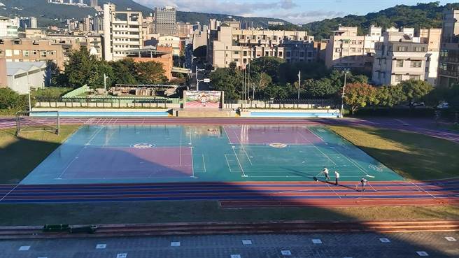 和破損積水操場說掰掰！　八里區大崁國小操場今日完工　孩子高興跑步（翻攝自臉書／戴上容新北傳真）