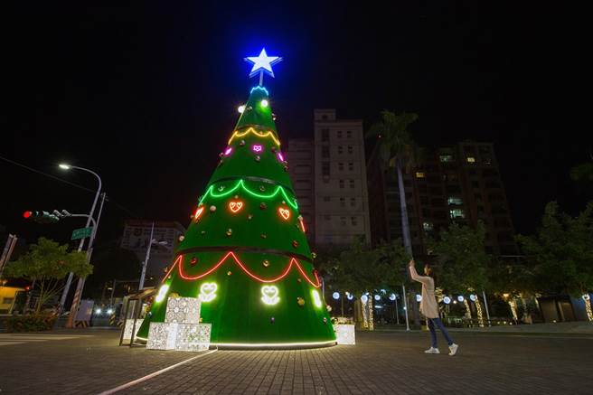 2021台南耶誕燈節三部曲系列活動，首部曲由新營文化中心「豐盛之樹─幸福的串連」率先試燈。（觀旅局提供／洪榮志台南傳真）