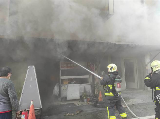 宜兰市泰山路一家商店今天下午发生火警，消防局在案发10分钟内控制火势。（宜兰县消防局提供／李忠一宜兰传真）