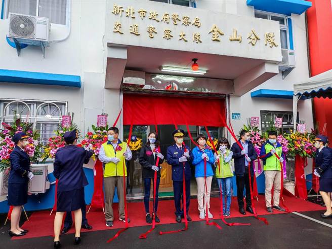 新北市金山警分局于今（30日）上午举办交通分队启用揭牌典礼，由新北市警局局长黄宗仁主持。（金山警分局提供）